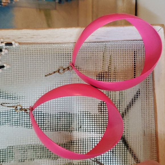 Neon pink oval earrings - Picture 2 of 4